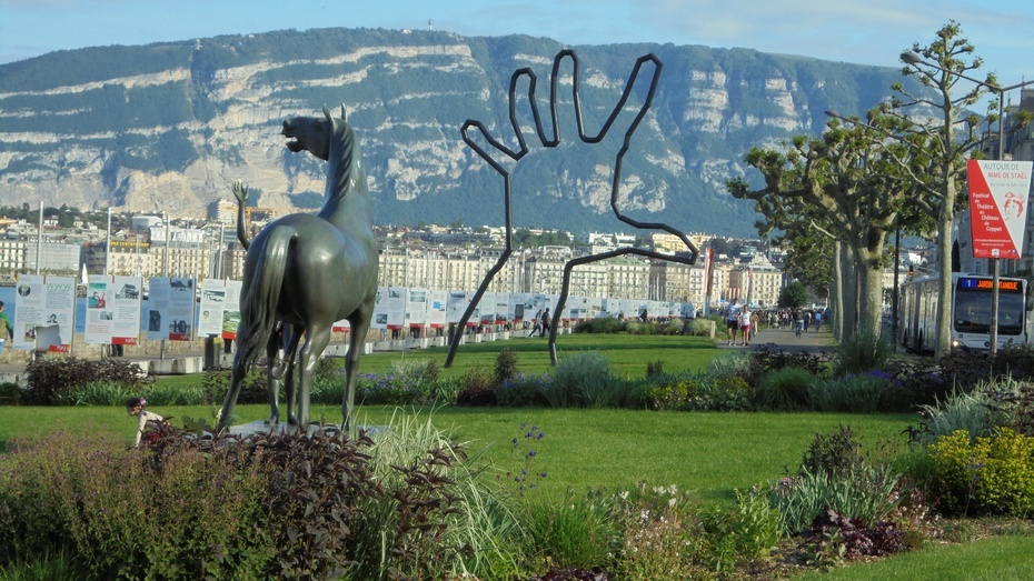 W centrum Genewy, dużo różnych instalacji i rzeźb.