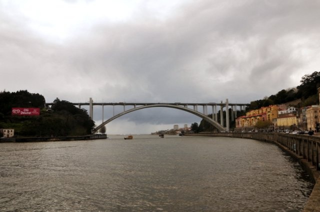 Porto. Atlantyk, rzeka Douro i most Arrabida