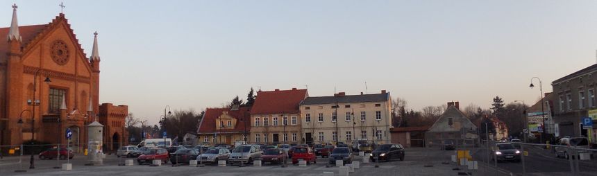 południowa pierzeja Rynku (Placu Niepodległości) w Kórniku | fot. JK 13 II 2015