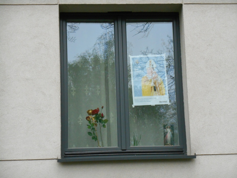 W tym oknie odbija się obecny budynek Liceum im. Tadeusza Czackiego, które Ksiądz Jan Twardowski odwiedzał jako jego absolwent