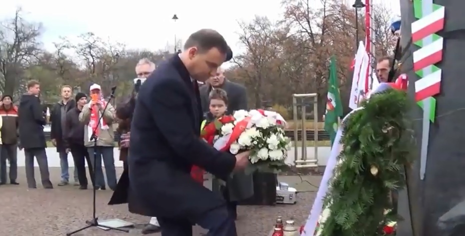 Kardr z filmiku "Pijany prezydent Andrzej Duda kradnie kwiaty spod pomnika Romana Dmowskiego" youtube.com