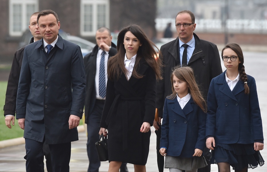 Prezydent Andrzej Duda i Marta Kaczyńska z córkami w Krakowie, 10 kwietnia 2016 r. Fot. PAP/Jacek Bednarczyk
