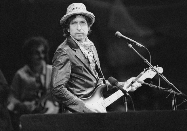 Zdjęcie archiwalne, Bob Dylan na koncercie w 1984 roku, fot. PAP/EPA/STR