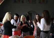 dziewczęta odbierają dyplomy :-)