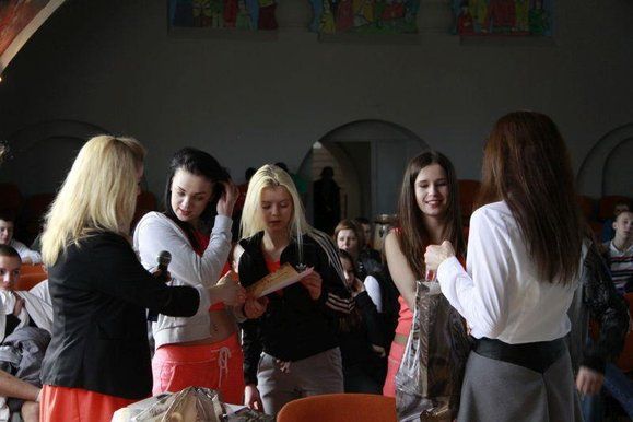 dziewczęta odbierają dyplomy :-)