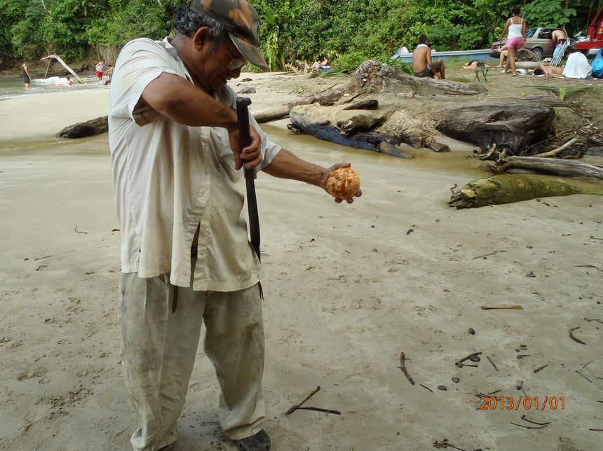 Człowiek z maczetą sprzedający kokosy. Puerto Viejo de Tamalanca. Ziem bez ziemi