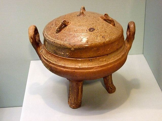 Ding ceramiczny z czasów dynastii Han