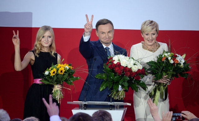 Fotografia nie przedstawia rodziny Andrzeja Dudy jako zwycięzcy w wyborach parlamentarnych.