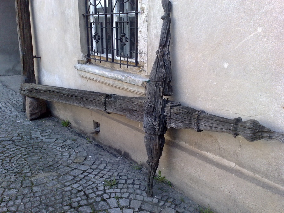 Czerwińsk - stary, ocalony przydrożny krzyż na dziedzińcu klasztornym