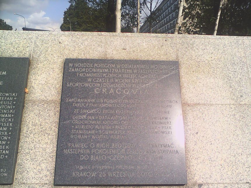 Tablica upamietniajaca dzialaczy i zawodnikow Cracovii,ktorzy zgineli po wojnie.Tablica z lat 2000.