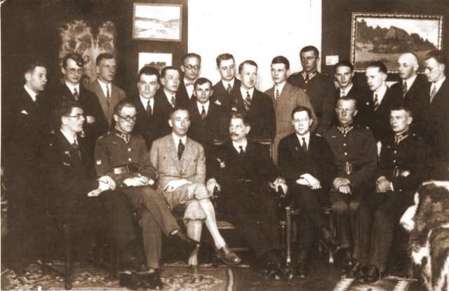 Młodzież Wszechpolska na spotkaniu z profesorem Dąbrowskim na Uniwersytecie Poznańskim. Drugi od lewej stoi Zbigniew Sadkowski.