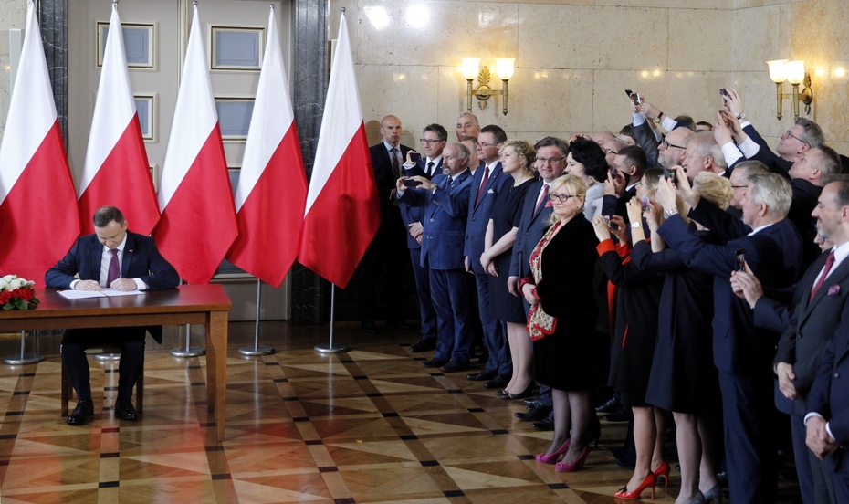 Prezydent Andrzej Duda podpisuje ustawę metropolitalną w Katowicach, fot. PAP/Andrzej Grygiel