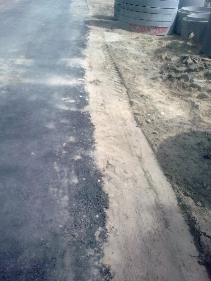 Zdj. 2. Ten pasek bez asfaltu to nie piach, tylko fragment drogi którego wg. drogowców nie trzeba bylo naprawiać.