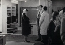 Bogusława na tle ekspozycji swoich mebli na wystawie przy ul. Przeskok w Warszawie (II/III 1963) | fot. arch. rodzinne JK
