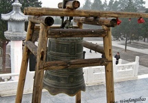 Dzwon przed Pawilonem Mahaviry Pagody Wielkiej Dzikiej Gęsi w Xi’an