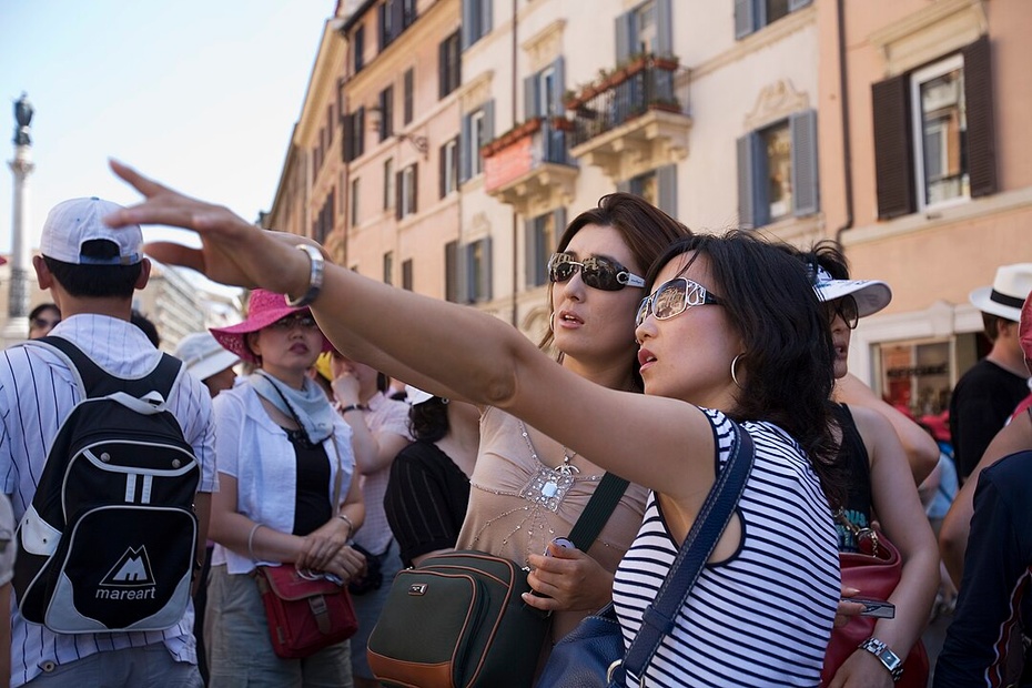 na zdjęciu: para azjatyckich turystów podczas zwiedzania. fot. © Jorge Royan / http://www.royan.com.ar, CC BY-SA 3.0