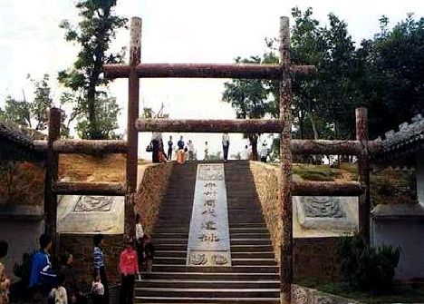 Wejście na tereny zwiedzania dawnych murów stolicy dynastii Shang w Zhengzhou