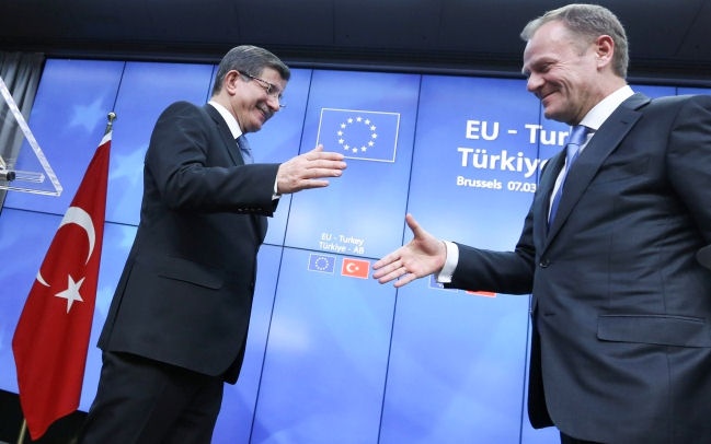 Premier Turcji Ahmet Davutoglu i szef Rady Europejskiej Donald Tusk. fot. 	PAP/EPA/Olivier Hoslet