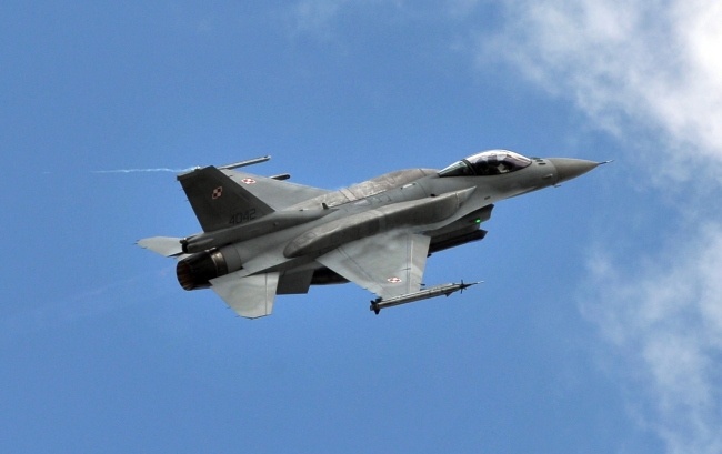 Samolot F-16 podczas ćwiczeń Anakonda 16, fot. PAP/Marcin Bielecki