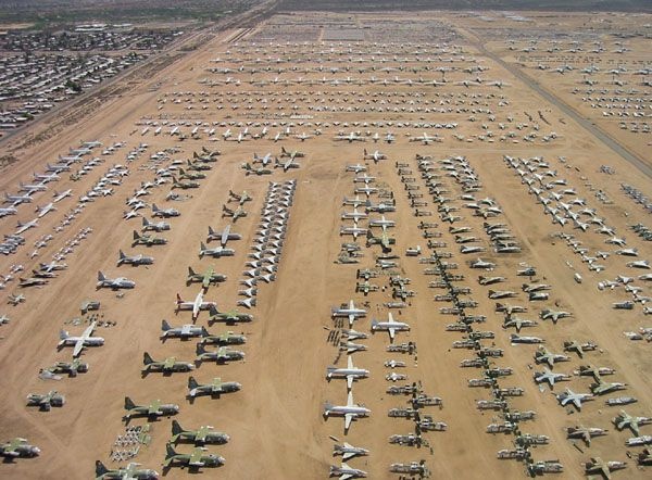 Cmentarzysko samolotów na pustyni Mojave w USA. Zdjęcie za www.michaeljohngrist.com