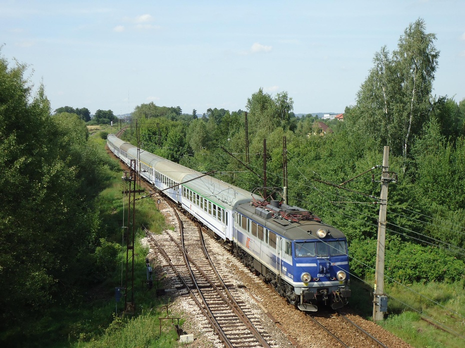 Pociąg TLK 54108 "Pojezierze" (Gdynia Główna - Katowice) przejeżdża przez Białystok Bacieczki, 2012 (fot. Tomasz Galicki)