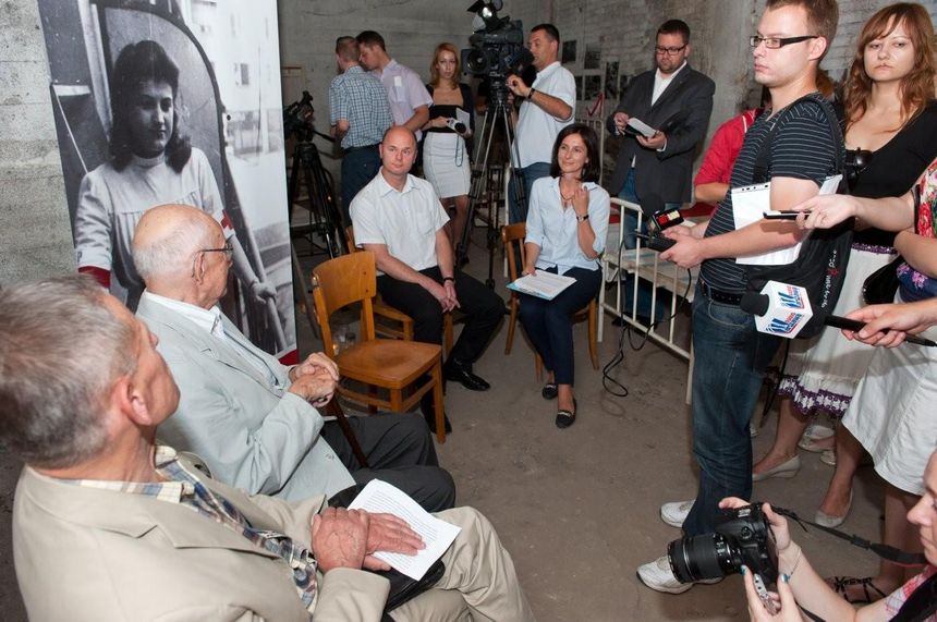 2012_Konferencja prasowa w podziemiach szpitala polowego przy ulicy Konopczyńskiego 5/7_fot. Marcin Żegliński