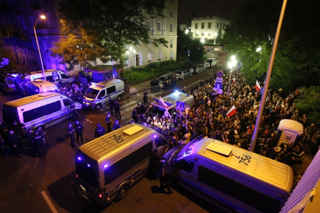 Protest przed budynkiem Senatu w nocy z 20 na 21 lipca 2017 r. Fot. PAP/ Leszek Szymański