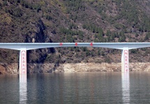 Most nad rzeką Shennongxi u ujścia do rzeki Jangcy