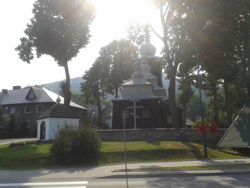 Zabytkowa cerkiew w Uściu Gorlickim tuż przy rondzie