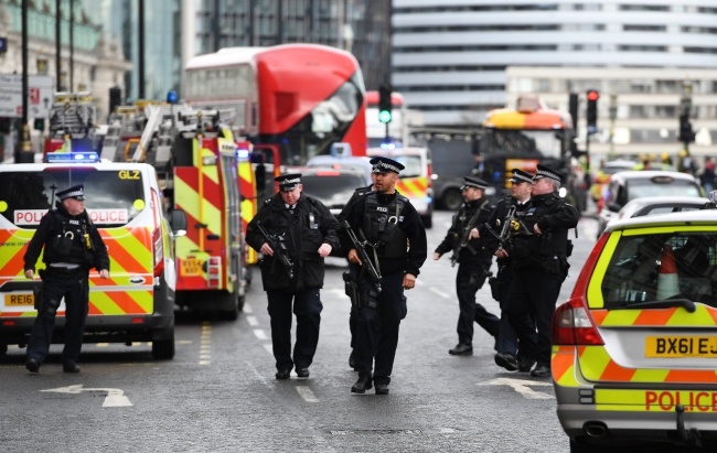 Policja w Londynie. fot. PAP/EPA/ANDY RAIN