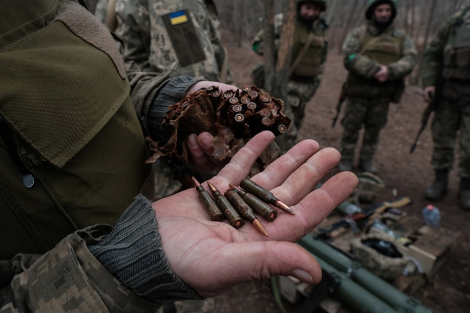 Ukrainie tragicznie zaczyna brakować amunicji. Fot. PAP/EPA/Maria Senovilla