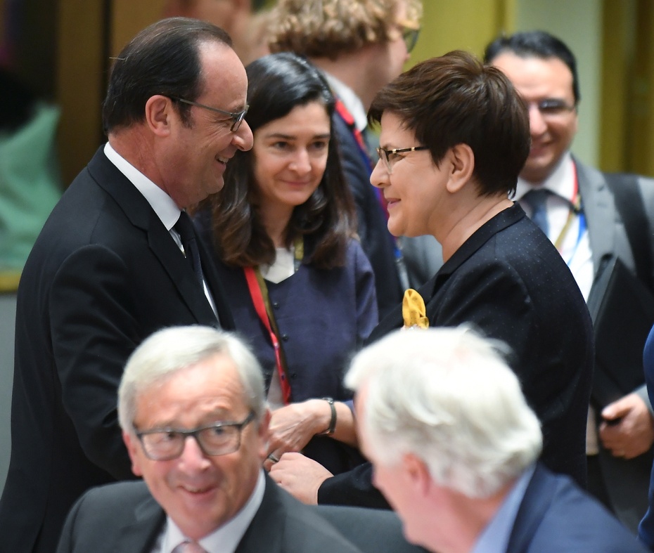 Beata Szydło rozmawia z prezydentem Francji, Francois Hollande'm. Fot. PAP