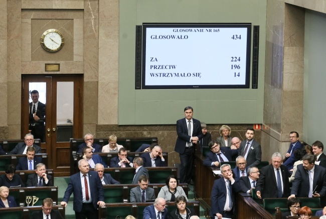 Głosowanie nad nowelizacją ustawy "Prawo o zgromadzeniach" podczas posiedzenia Sejmu, fot. PAP/Paweł Supernak