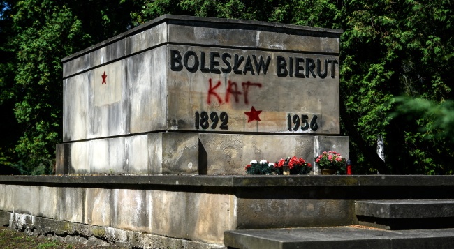 Zdewastowany grób Bieruta na Powązkach. fot PAP/Jakub Kamiński
