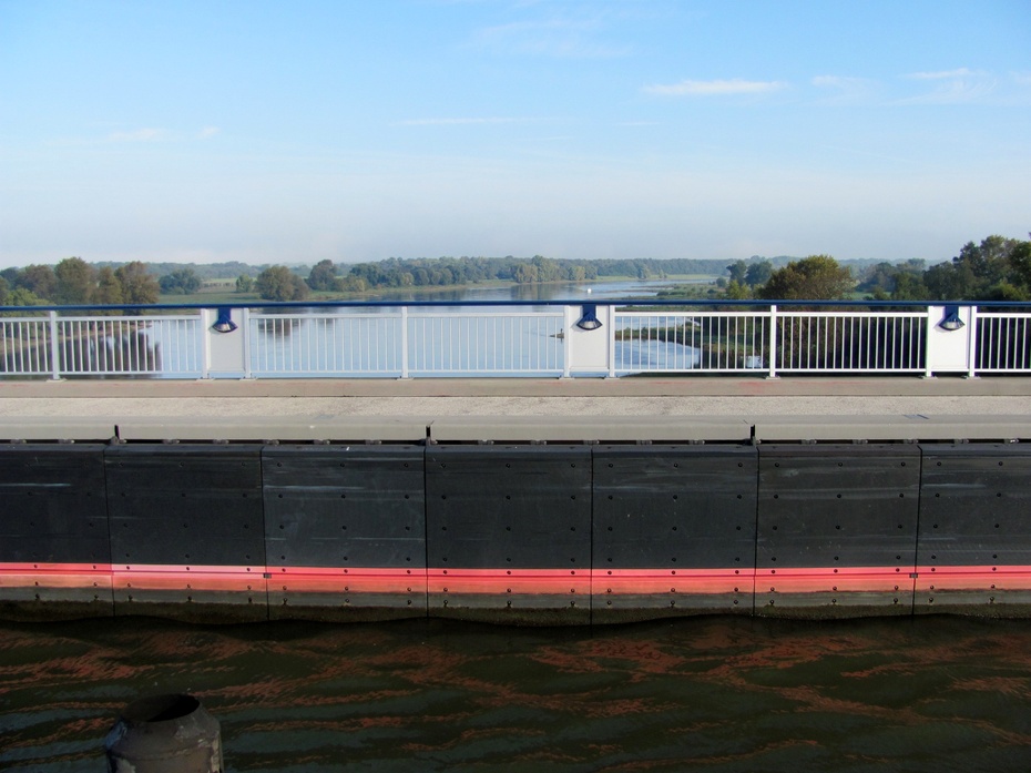 Widok z barki płynącej mostem nad rzeką Łabą.