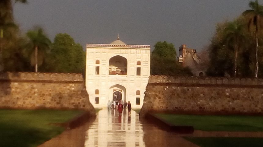 Jedna z bram prowadząca do grobowca Humajuna. deszcz