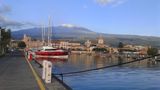 zdj. KJW A to już port w Riposto z widokiem na Etnę.