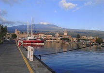 zdj. KJW A to już port w Riposto z widokiem na Etnę.
