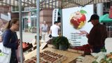 Klienci wybierają uliczne stoisko z żywnością pomacalną