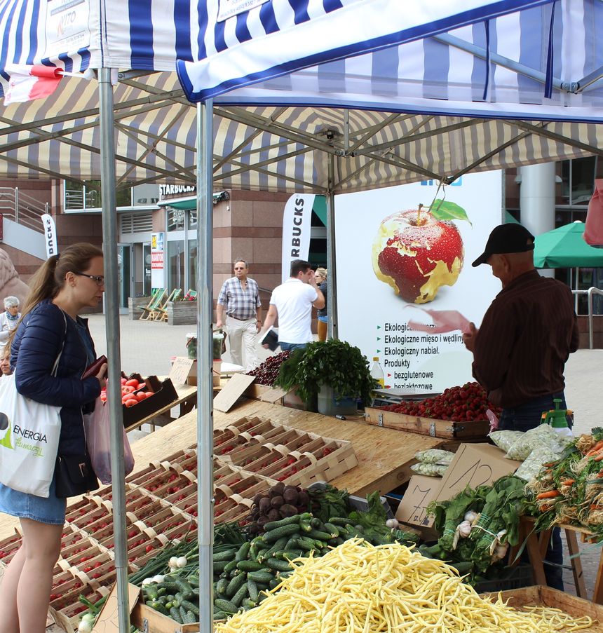 Klienci wybierają uliczne stoisko z żywnością pomacalną