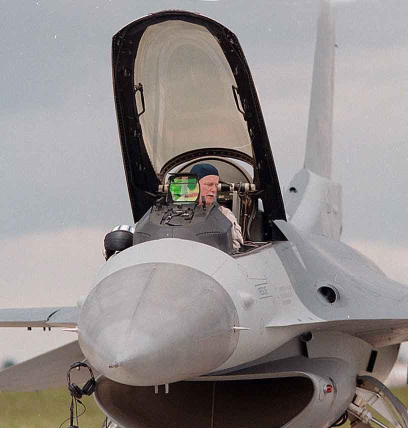 Uruchamianie systemów F-16. Zdjęcie: Alpejski