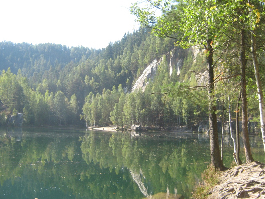 E. Zagrodzka Park narodowy Skalne Miasto w Arsbach w Czechach - jezioro przy wejściu do rezerwatu.