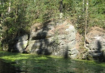 E. Zagrodzka Widok na skały od strony jeziora.