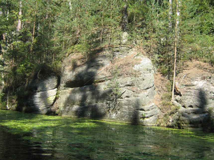 E. Zagrodzka Widok na skały od strony jeziora.