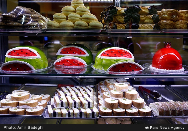 Torty w kształcie arbuzów , w Iranie w noc Jaldo jedzą  arbuza