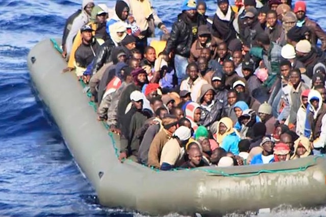 Imigranci przybywają do Europy.