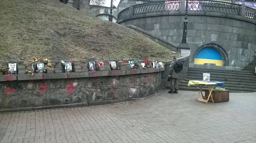 Zdjęcia poległych w czasie Euromajdanu ustawione na ulicy Instytuckiej. Fot. Jakub Wojas