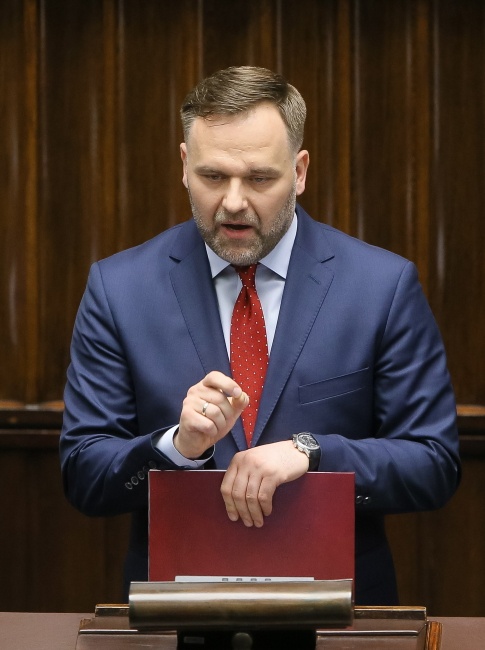 Dawid Jackiewicz przedstawia audyt ministerstwa skarbu. Fot. PAP/Paweł Supernak