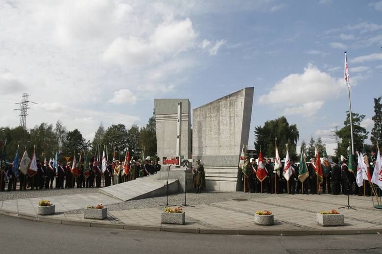 Pomnik, na lewym skrzydle napis "Żeby Polska była Polską".