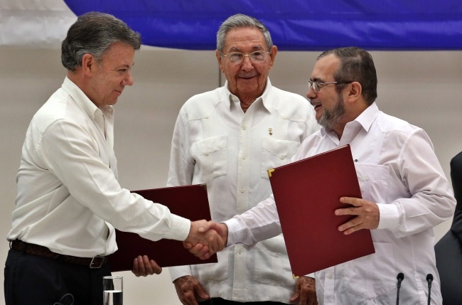 Juan Manuel Santos (po lewej) - prezydent Kolumbii. Fot. PAP/EPA